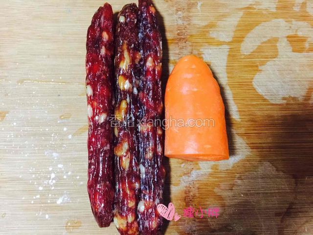 香肠三根，胡萝卜半根洗干净，家里正好还剩半根，没有胡萝卜也可以用土豆阿这些。。