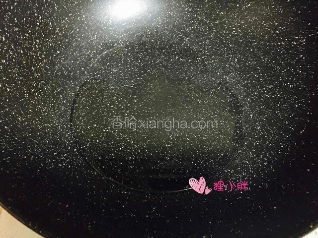 锅内入油