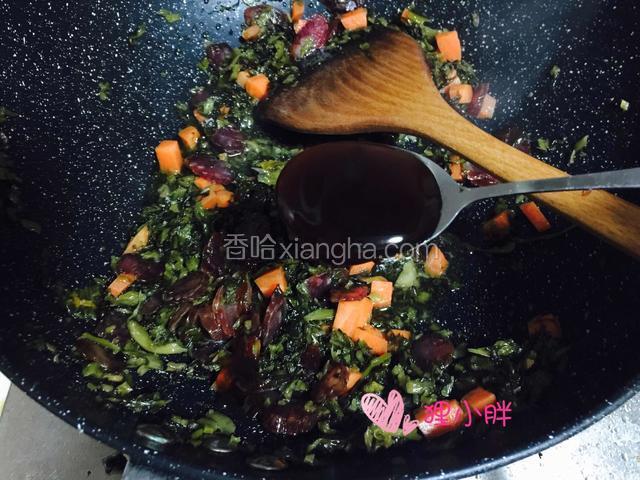 加入耗油炒至胡萝卜丁变软即可，盛出待用
