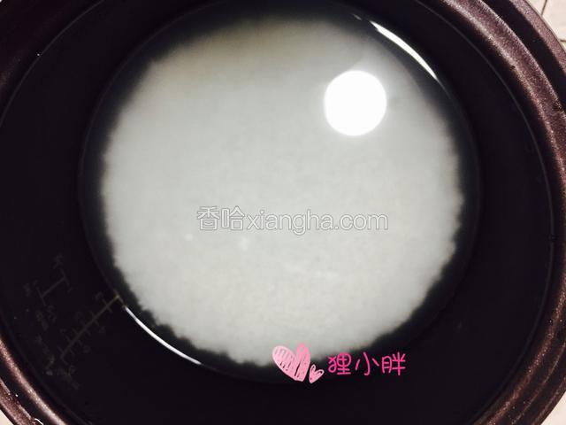 淘洗好的米加入适量水，一般我蒸米饭的水量是高出大米一个指头截