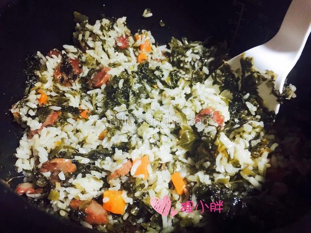蒸好后打开电饭煲，用勺子拌匀