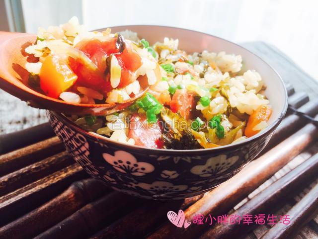 超级简单的焖饭就好了，雪菜有盐份，所以一般不加盐了，实在重口的可以看情况添加。。