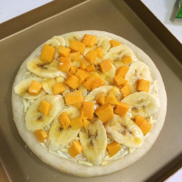 把切好的芒果粒继续铺上。