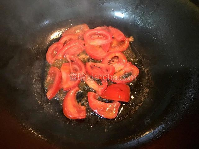 热锅倒油，倒入西红柿