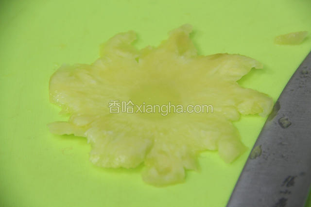 买回来的菠萝洗净，切成片状，切滴超簿越好，可是要保留那些边缘部分，不然一会出来滴花儿不美