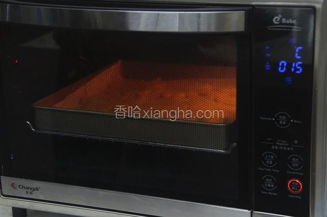 放入已经预热好的烤箱，160℃烤150分钟，烤至水分差不多烤干但仍发软的状态，边缘部分有点焦即可