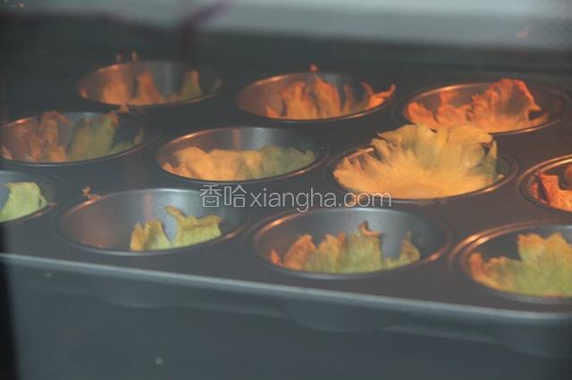 拿起来压入挞模中定型继续烤，100℃循环热风慢慢烤，菠萝片失水变干，烤到颜色变得有些焦黄，摸起来比较干燥，就完成了