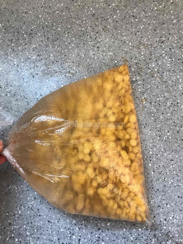 倒入所有调料，捏紧保鲜袋，摇均匀即可