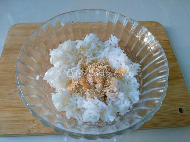 加千岛酱两勺，白芝麻适量，寿司醋半勺，