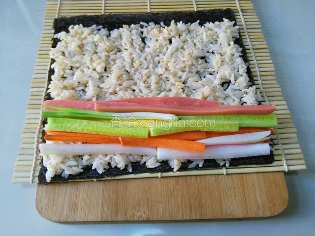 然后就是小葱白，（从中间切开的葱白）火腿肠了，