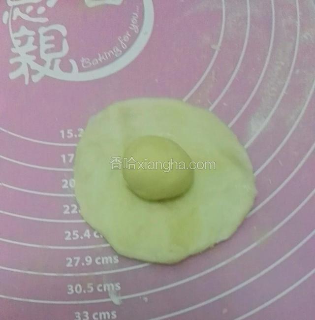 先把水油皮粉团擀成圆皮，把油酥粉团放入水油皮中间，包入后收口