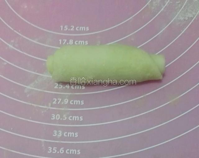 重上到下把擀成长条的酥皮卷好