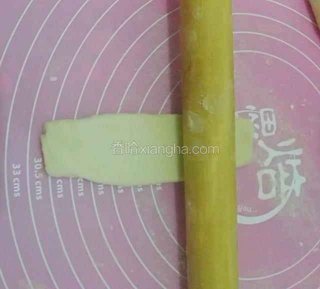 20分钟后把酥皮再次擀成长条