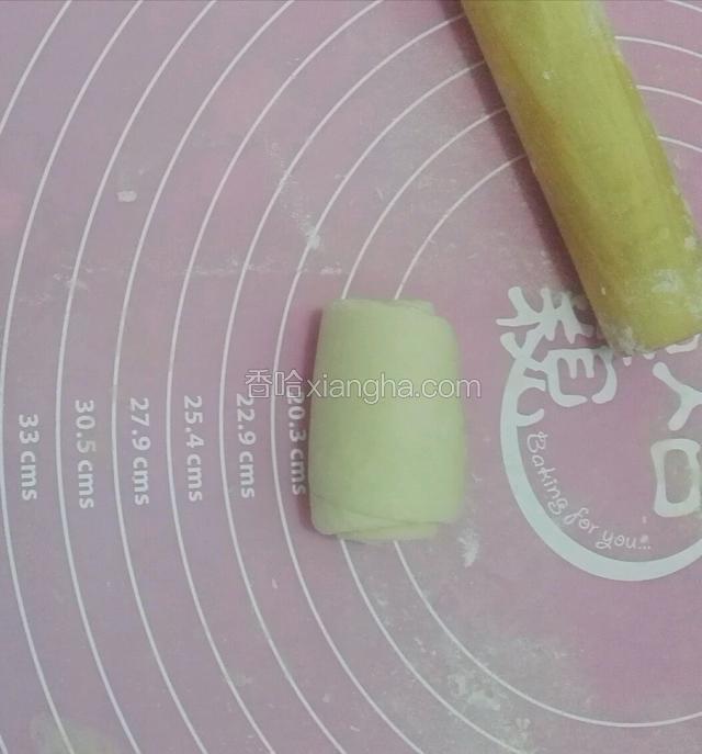 把第二次擀成长条的酥皮，再重上到下卷好
