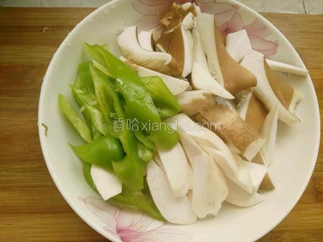 虎皮青椒 杏鲍菇切好待用