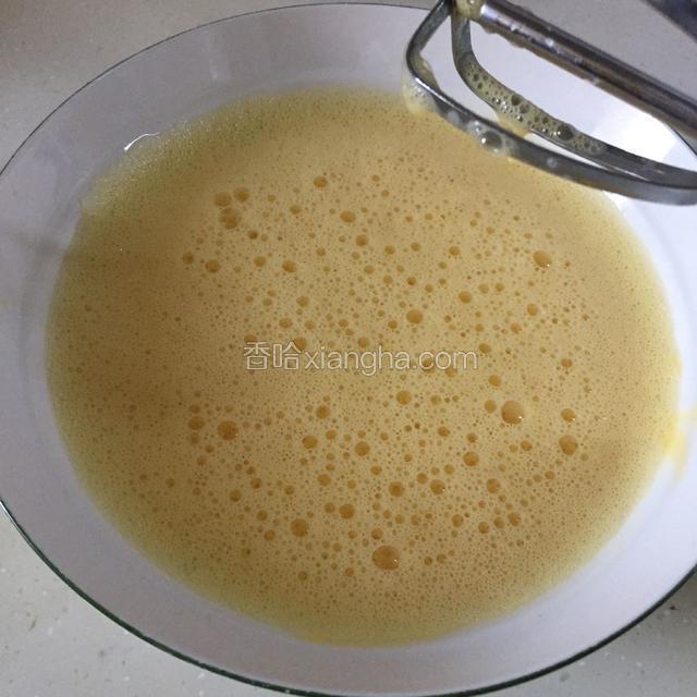 将鸡蛋液打发得起粗泡。