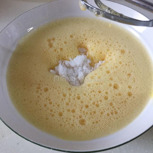 蛋液倒入白糖搅匀，蛋液更浓稠。