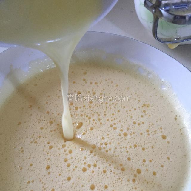 加入黄油牛奶液搅匀。