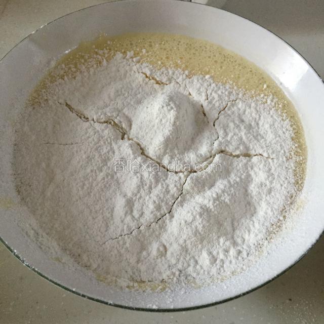 低筋面粉和泡打粉和匀，分三次筛入蛋液。