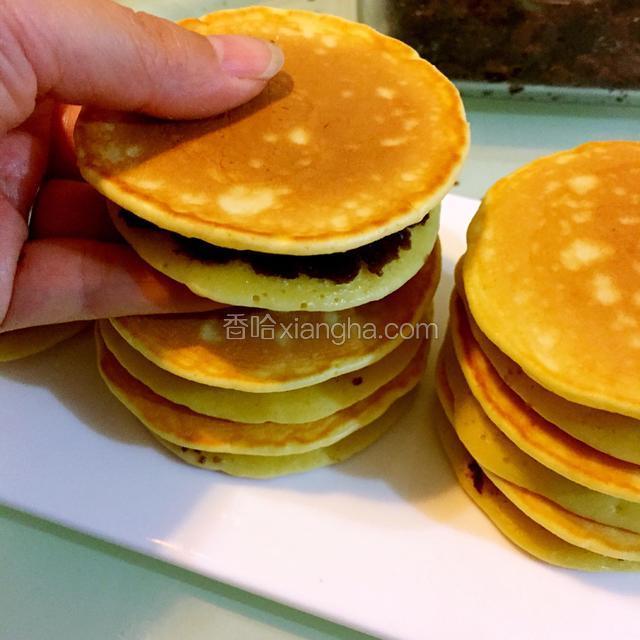 取另一只饼盖上。铜锣烧就做好啦。