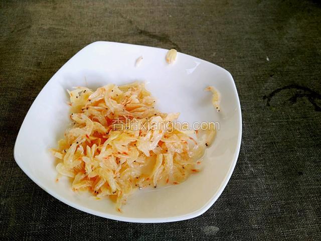 虾皮洗净，加料酒拌匀，腌制十分钟