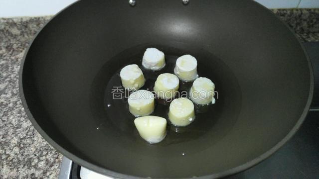锅内热油，放豆腐煎。