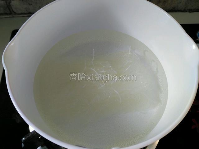 提前用温水泡开粉丝，凉水冲下控去水分，