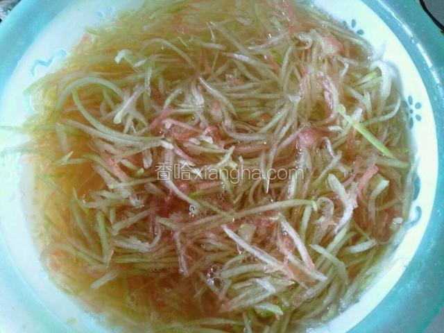 擦成细丝，用清水投洗一下