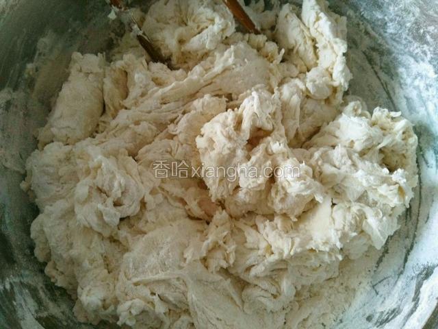 面粉加适量清水，和成絮状
