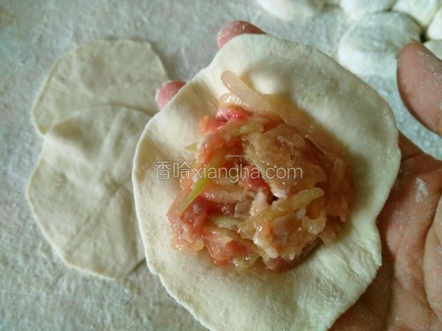 擀成饺子皮，放入适量馅