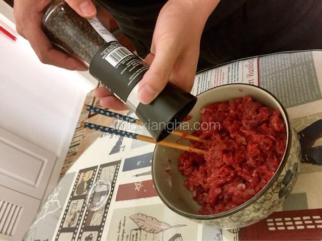 加现磨黑胡椒及海盐，按顺时针搅拌，再用手摔打肉糜，后面就开始腌制1小时左右，让里面调味料入味