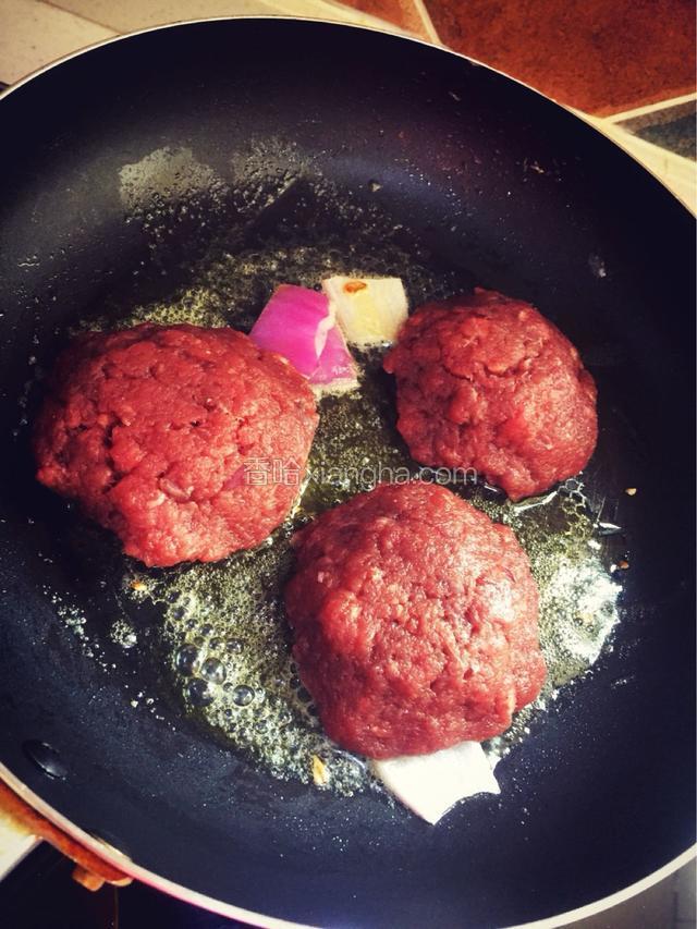 用手把牛肉饼形状捏好，放入锅里慢煎