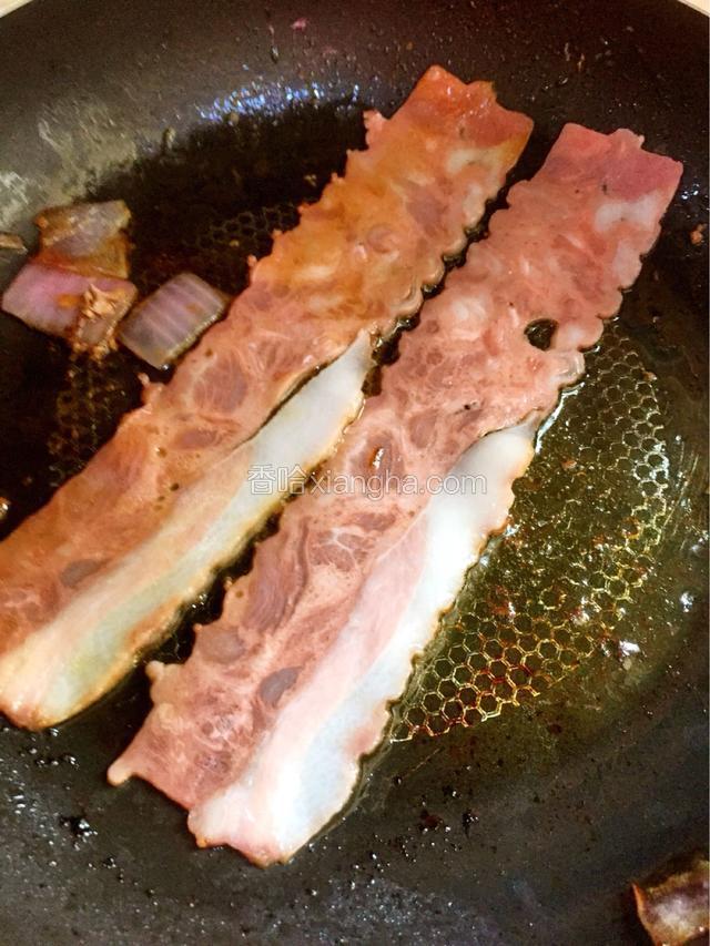 再煎第二样主料培根，煎熟即可