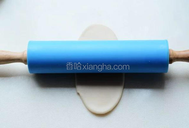 
醒好的面团，用擀面杖擀成长舌状