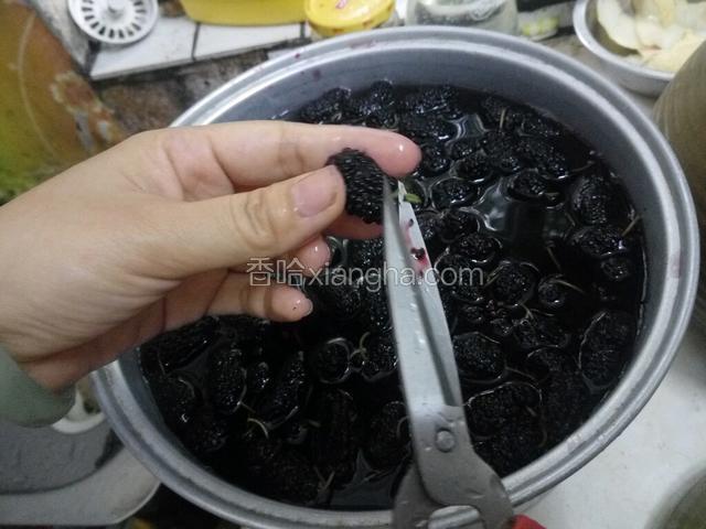 用剪刀把梗去掉