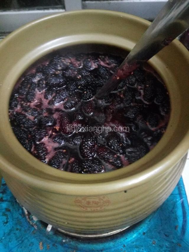 熬制时每隔3到5分钟，用勺子进行搅拌，以防止锅底会糊掉