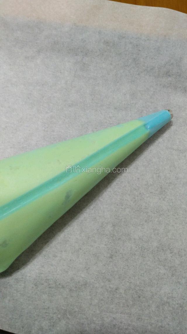 烤盘铺上锡纸，把黄油曲奇糊装入带有八齿的裱花袋里
