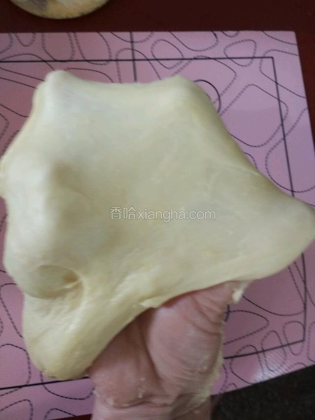 把面团加入黄油继续揉至用手撑开不会破就可以了