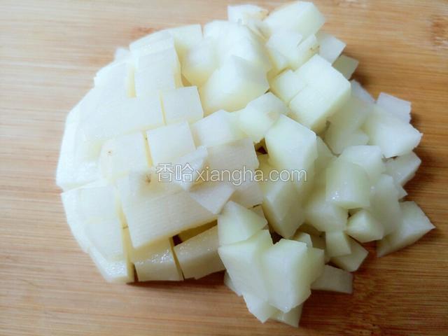 一边烧水，一边处理材料，土豆切丁。