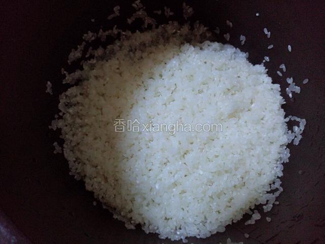 大米淘洗干净放入锅内，不要加水。