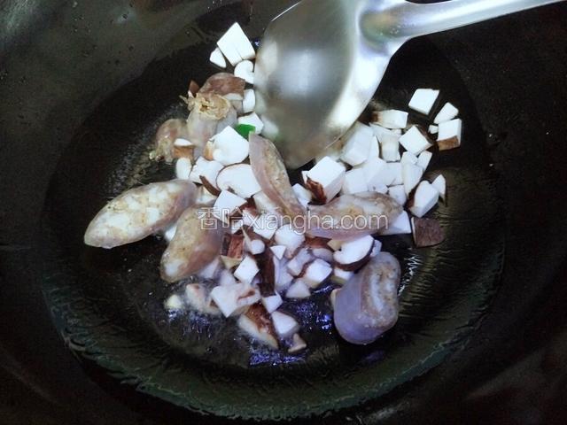 倒入香菇丁和腊肠。