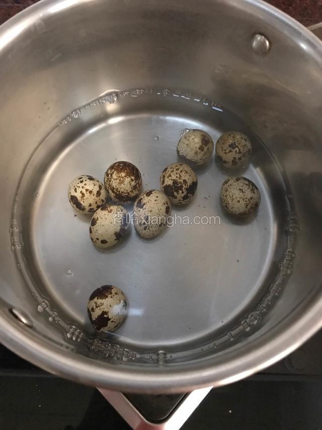 适量鹌鹑蛋下锅煮熟
