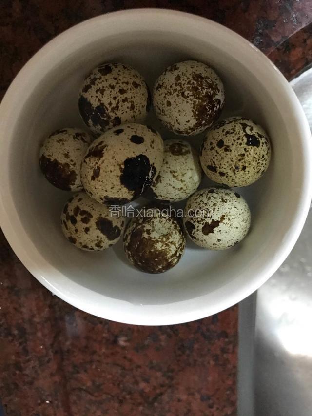 熟后捞出过冷水，比较好剥壳。