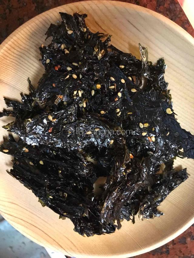取一小盘，放入适量即食海苔碎。