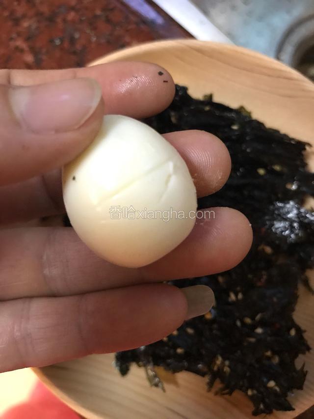 用小刀把蛋横着轻轻压上两刀，一上一下，首尾相连，如图。