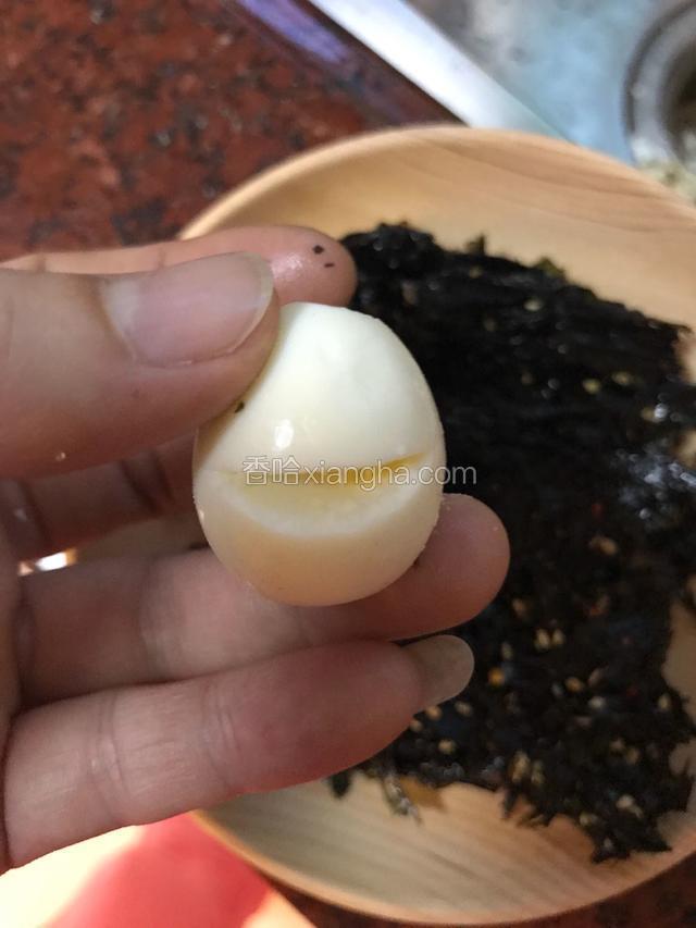 取出小刀切出部分就成了一张笑开花的嘴巴了。
