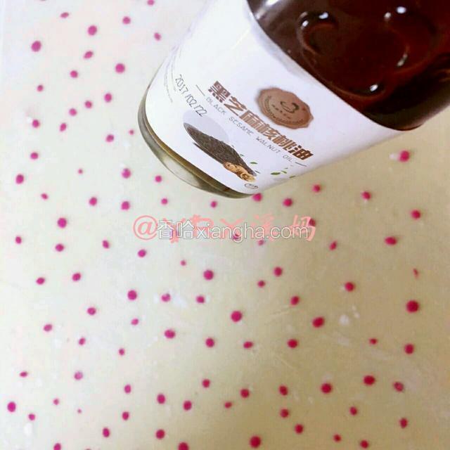 红心火龙果揉成小颗粒，撒白色面片表面，用擀面杖擀平
