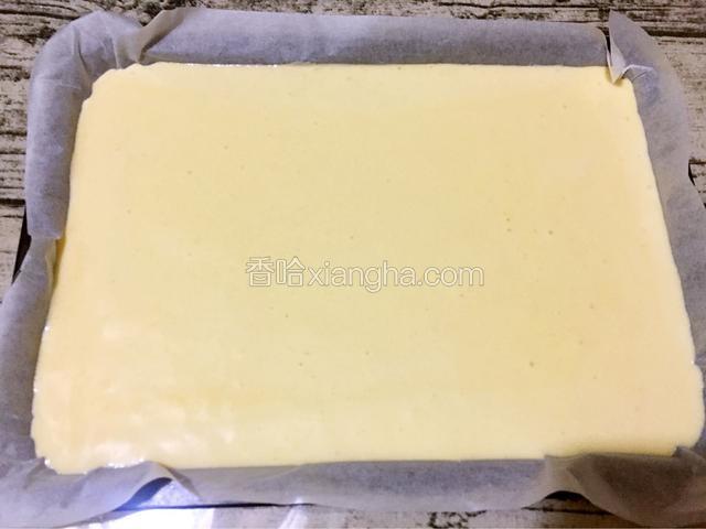 烤盘铺上油纸，把蛋糕糊倒入烤盘中，提起烤盘震一震，震出大气泡