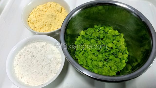 准备好玉米面、白面，把榆钱用清水洗净并控干水份。