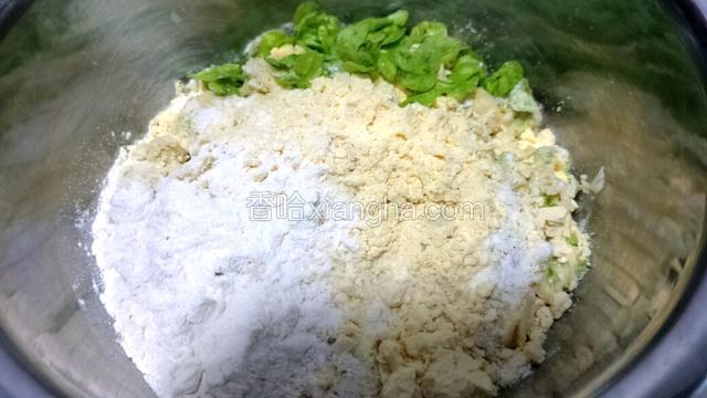 把玉米面、白面粉倒入盛榆钱的盆中。